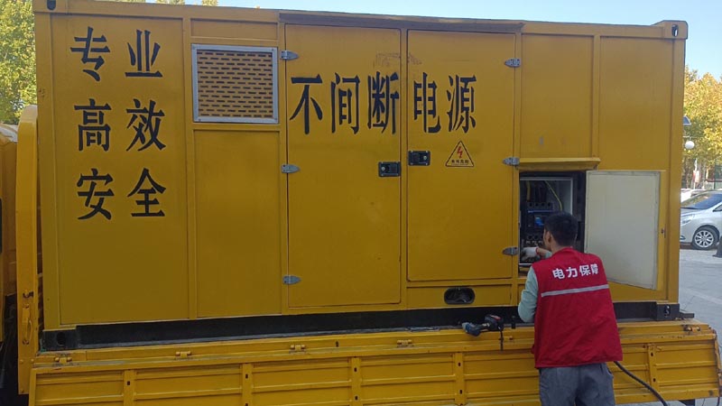 巨鹿柴油发电机组和UPS电源配合使用时，如何避免切换过程中的电力中断？